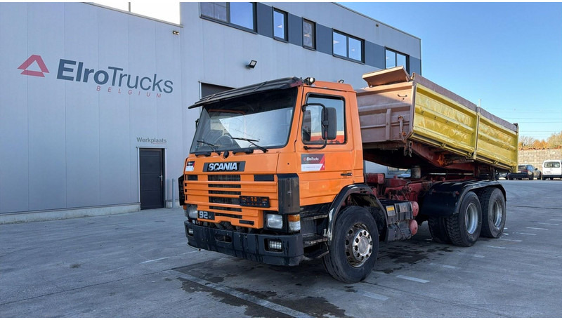 Scania 92 M (MANUAL PUMP / 6X4 / STEEL SUSP. / LAMES / POMPE MANUELLE) - Truk jungkit: gambar 1 Scania 92 M (MANUAL PUMP / 6X4 / STEEL SUSP. / LAMES / POMPE MANUELLE) - Truk jungkit: gambar 1