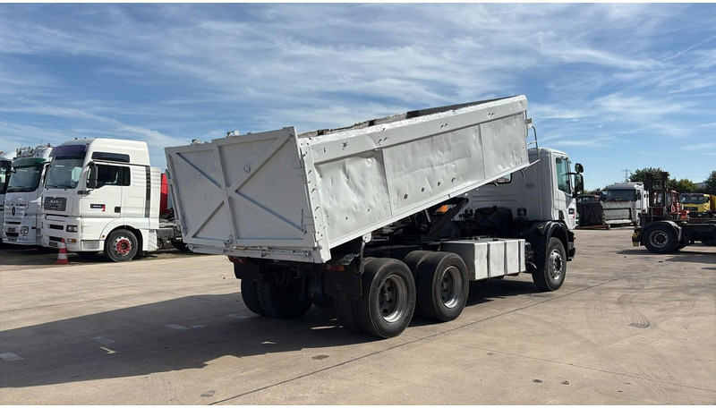 Scania 94 - 260 (BOITE MANUELLE / LAMES / STEEL SUSP. / 6X4 / MANUAL GEARBOX) - Truk jungkit: gambar 4 Scania 94 - 260 (BOITE MANUELLE / LAMES / STEEL SUSP. / 6X4 / MANUAL GEARBOX) - Truk jungkit: gambar 4