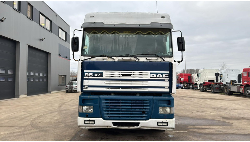 DAF XF 95.380 (EURO 2 / MANUAL GEARBOX / BOITE MANUELLE / TRES PROPRE / CLEAN TRUCK) - Tractor head: gambar 2 DAF XF 95.380 (EURO 2 / MANUAL GEARBOX / BOITE MANUELLE / TRES PROPRE / CLEAN TRUCK) - Tractor head: gambar 2