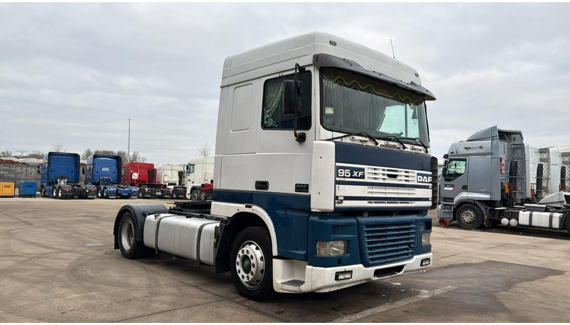 DAF XF 95.380 (EURO 2 / MANUAL GEARBOX / BOITE MANUELLE / TRES PROPRE / CLEAN TRUCK) - Tractor head: gambar 3 DAF XF 95.380 (EURO 2 / MANUAL GEARBOX / BOITE MANUELLE / TRES PROPRE / CLEAN TRUCK) - Tractor head: gambar 3