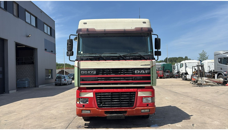 DAF XF 95.430 (EURO 3 / BOITE MANUELLE / MANUAL GEARBOX) - Tractor head: gambar 2 DAF XF 95.430 (EURO 3 / BOITE MANUELLE / MANUAL GEARBOX) - Tractor head: gambar 2