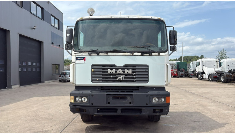 MAN 25.403 (6X2 / 6 CYLINDER / EURO 2 / MANUAL GEARBOX / 8 TYRES) - Tractor head: gambar 5 MAN 25.403 (6X2 / 6 CYLINDER / EURO 2 / MANUAL GEARBOX / 8 TYRES) - Tractor head: gambar 5