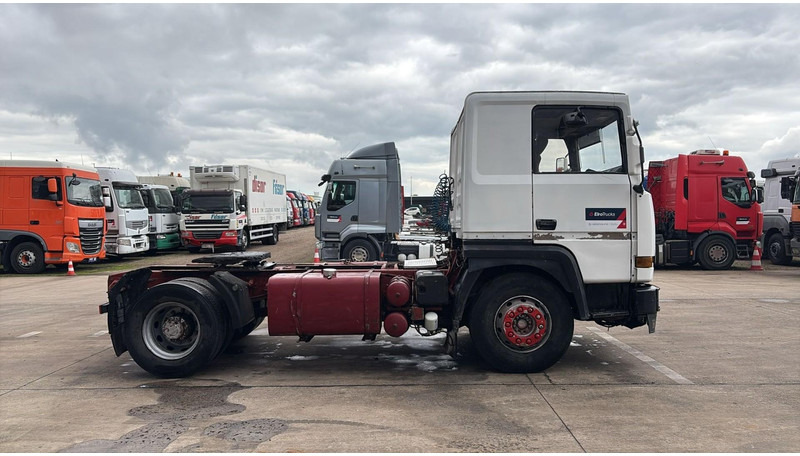 Renault R 385 Major (2 CULASSE / LAMES / GRAND PONT / STEEL SUSP. / MANUAL PUMP / POMPE MANUELLE) - Tractor head: gambar 3 Renault R 385 Major (2 CULASSE / LAMES / GRAND PONT / STEEL SUSP. / MANUAL PUMP / POMPE MANUELLE) - Tractor head: gambar 3
