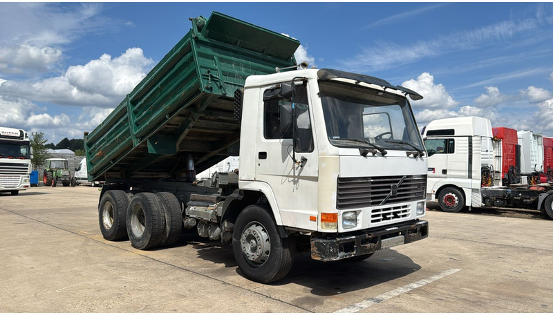 Volvo FL 10 - 280 (LAMES / POMPE MANUELLE / MANUAL PUMP / 6X4 / STEEL SUSP.) - Truk jungkit: gambar 2 Volvo FL 10 - 280 (LAMES / POMPE MANUELLE / MANUAL PUMP / 6X4 / STEEL SUSP.) - Truk jungkit: gambar 2