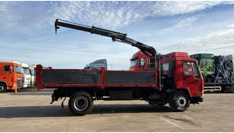 Volvo FL 10 - 320 (MANUAL PUMP / STEEL SUSP. / CRANE / LAMES / POMPE MANUELLE) - Truk flatbed, Truk derek: gambar 4 Volvo FL 10 - 320 (MANUAL PUMP / STEEL SUSP. / CRANE / LAMES / POMPE MANUELLE) - Truk flatbed, Truk derek: gambar 4