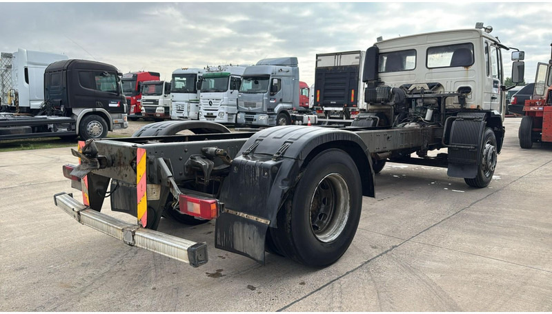 Volvo FL 220 (FULL STEEL SUSP. / 10 BOLTS / 18 TONS / VERY CLEAN CHASSIS !!! / CHASSIS 5.50M LENGHT) - Truk sasis: gambar 4 Volvo FL 220 (FULL STEEL SUSP. / 10 BOLTS / 18 TONS / VERY CLEAN CHASSIS !!! / CHASSIS 5.50M LENGHT) - Truk sasis: gambar 4
