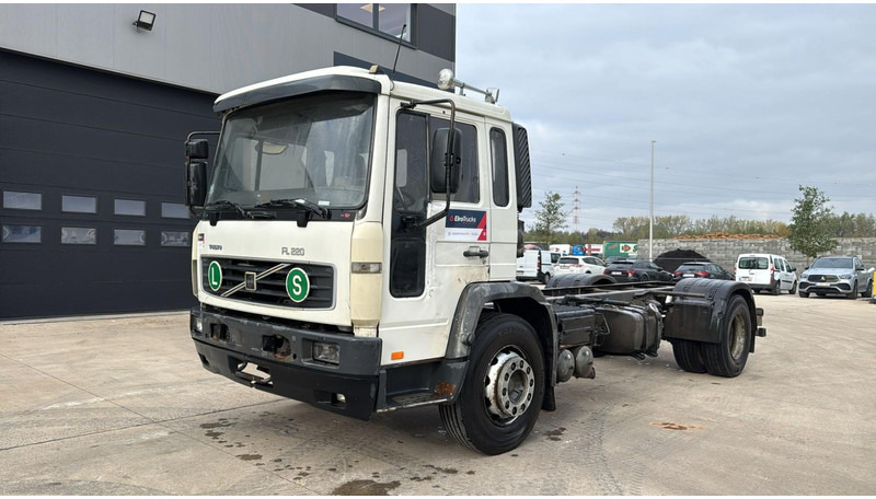 Volvo FL 220 (FULL STEEL SUSP. / 10 BOLTS / 18 TONS / VERY CLEAN CHASSIS !!! / CHASSIS 5.50M LENGHT) - Truk sasis: gambar 1 Volvo FL 220 (FULL STEEL SUSP. / 10 BOLTS / 18 TONS / VERY CLEAN CHASSIS !!! / CHASSIS 5.50M LENGHT) - Truk sasis: gambar 1