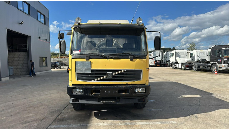 Volvo FL 6-18 (12400 LITERS / 3 COMPARTIMENTS / EURO 2 / STEEL SUSP. / LAMES) - Truk tangki: gambar 2 Volvo FL 6-18 (12400 LITERS / 3 COMPARTIMENTS / EURO 2 / STEEL SUSP. / LAMES) - Truk tangki: gambar 2