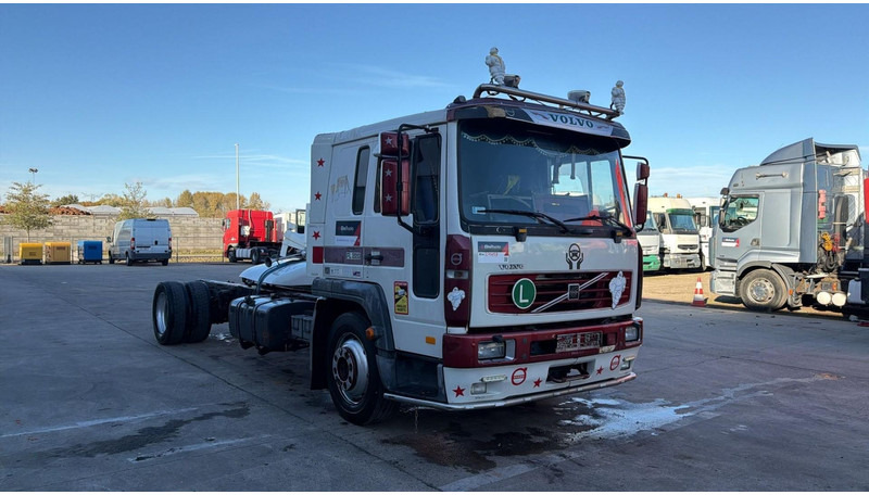 Volvo FL 6 - 220 (MANUAL GEARBOX / BOITE MANUELLE / 8 TONNES) - Truk sasis: gambar 2 Volvo FL 6 - 220 (MANUAL GEARBOX / BOITE MANUELLE / 8 TONNES) - Truk sasis: gambar 2