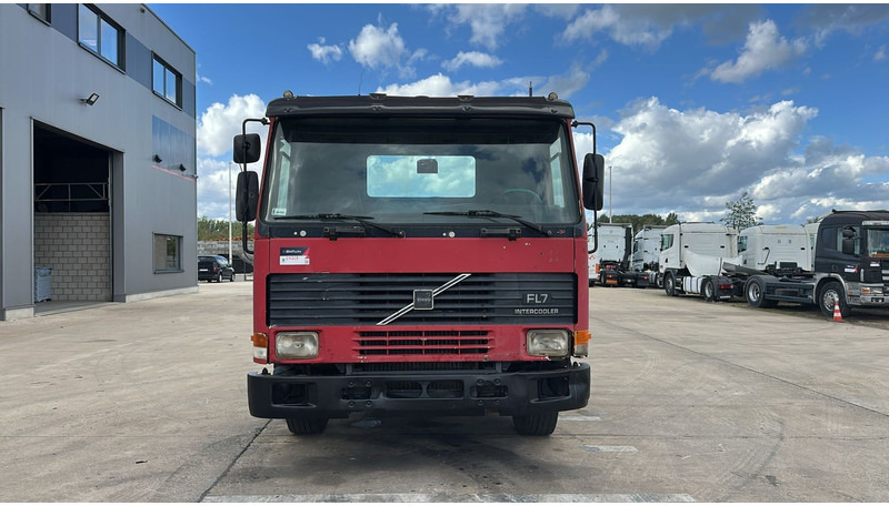Volvo FL 7 - 260 (6X4 / LAMES / POMPE MANUELLE / MANUAL PUMP / STEEL SUSP.) - Truk sasis: gambar 4 Volvo FL 7 - 260 (6X4 / LAMES / POMPE MANUELLE / MANUAL PUMP / STEEL SUSP.) - Truk sasis: gambar 4