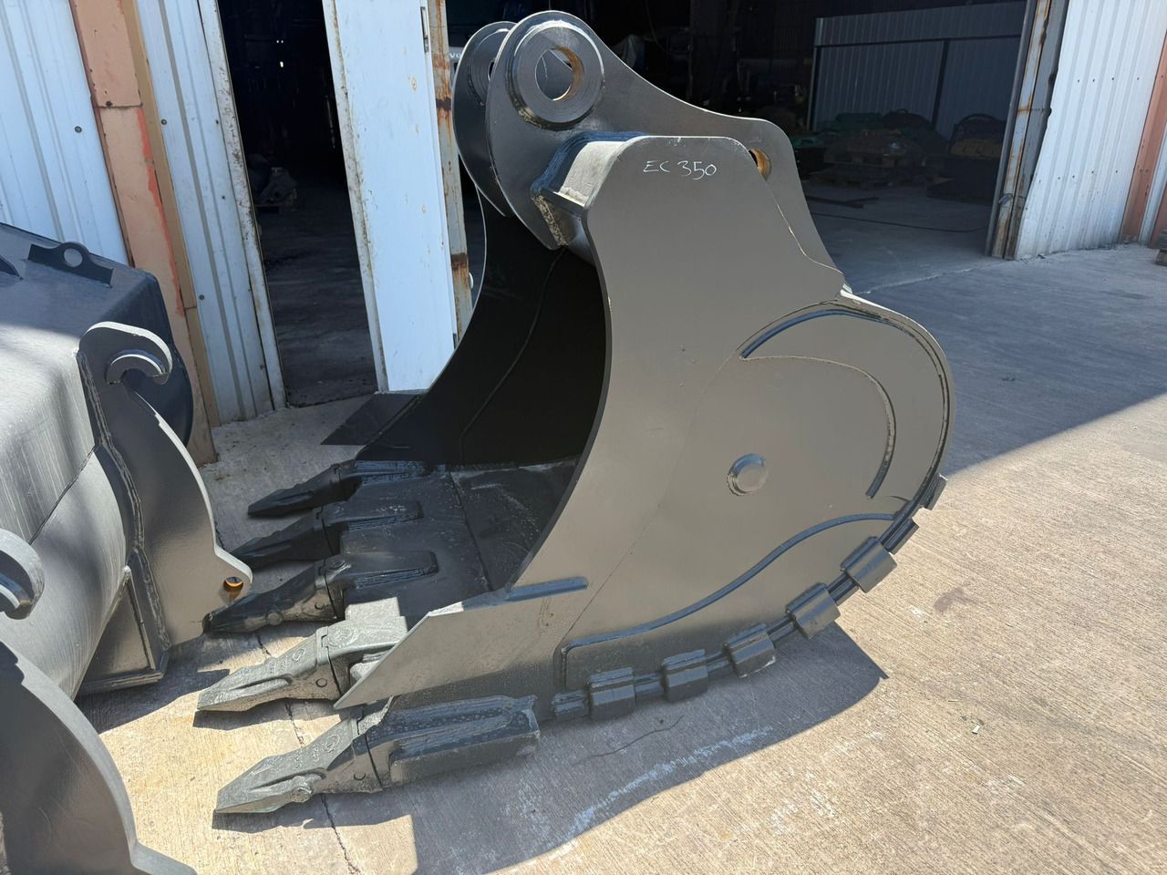 Volvo EC350 Rock Bucket - Ember ekskavator: gambar 1 Volvo EC350 Rock Bucket - Ember ekskavator: gambar 1