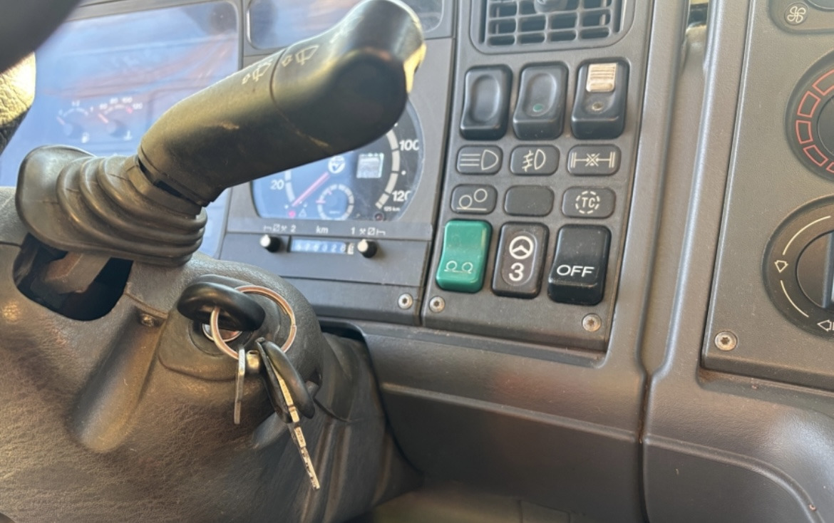 Truk pengangkut mobil, Truk derek untuk pengangkutan bahan curah Scania P124: gambar 13