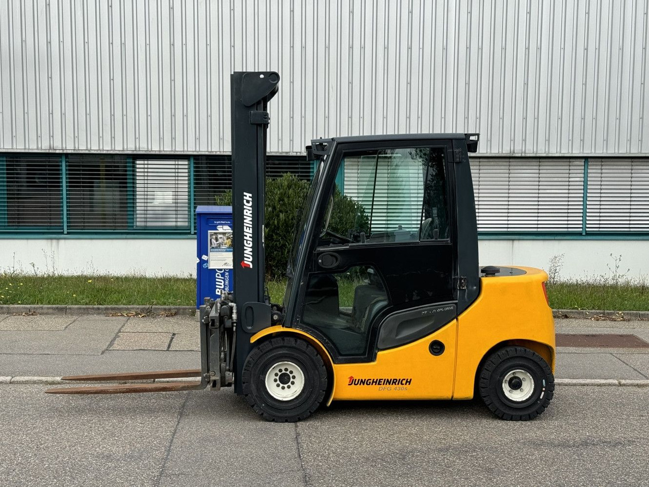 Jungheinrich DFG 430s 600DZ 3t Triplex 6m Zinkenverst. Seiten - Forklift diesel: gambar 4 Jungheinrich DFG 430s 600DZ 3t Triplex 6m Zinkenverst. Seiten - Forklift diesel: gambar 4