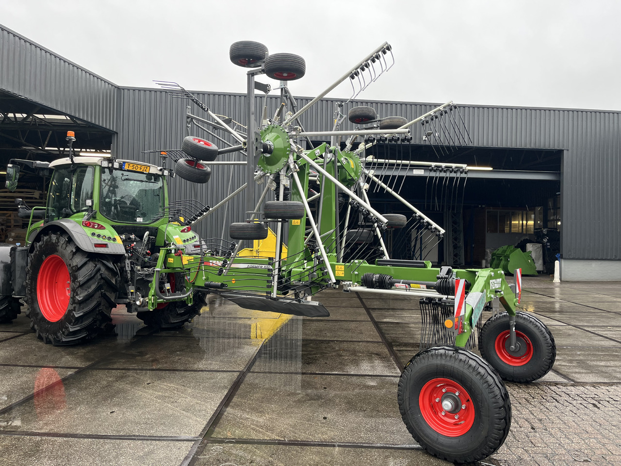 FENDT Former 880 - Tedder/ Menyapu: gambar 1 FENDT Former 880 - Tedder/ Menyapu: gambar 1
