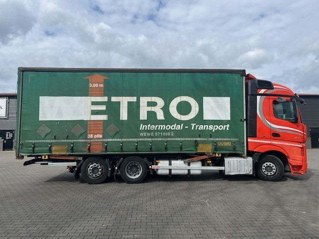 Mercedes Benz Actros 2642 6x2 Mega BDF met zeilbak - Truk dengan terpal samping: gambar 5 Mercedes Benz Actros 2642 6x2 Mega BDF met zeilbak - Truk dengan terpal samping: gambar 5