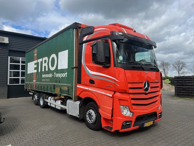 Mercedes Benz Actros 2642 6x2 Mega BDF met zeilbak - Truk dengan terpal samping: gambar 2 Mercedes Benz Actros 2642 6x2 Mega BDF met zeilbak - Truk dengan terpal samping: gambar 2