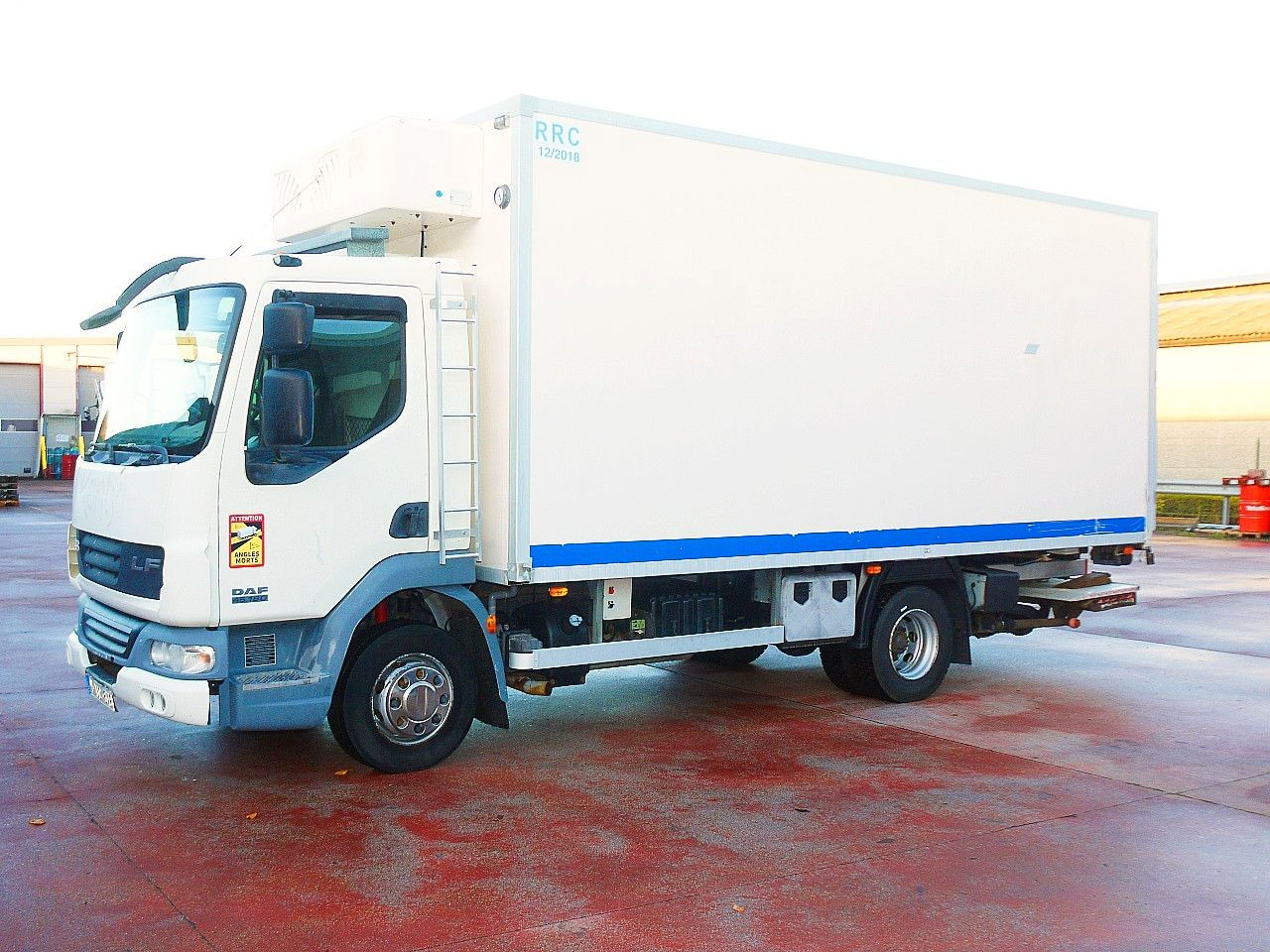 DAF LF 45.160 ISOTHERM KOFFER LADEBORDWAND - Truk berpendingin: gambar 4 DAF LF 45.160 ISOTHERM KOFFER LADEBORDWAND - Truk berpendingin: gambar 4