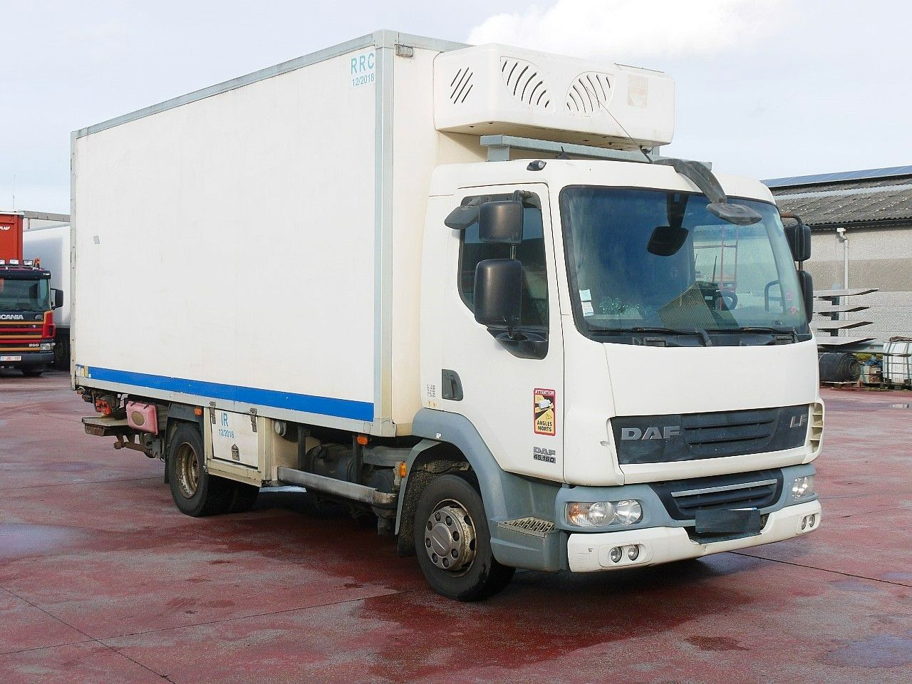 DAF LF 45.160 ISOTHERM KOFFER LADEBORDWAND - Truk berpendingin: gambar 2 DAF LF 45.160 ISOTHERM KOFFER LADEBORDWAND - Truk berpendingin: gambar 2