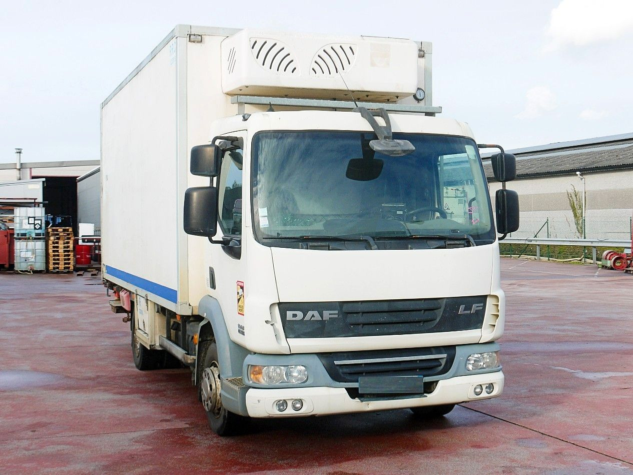 DAF LF 45.160 ISOTHERM KOFFER LADEBORDWAND - Truk berpendingin: gambar 1 DAF LF 45.160 ISOTHERM KOFFER LADEBORDWAND - Truk berpendingin: gambar 1