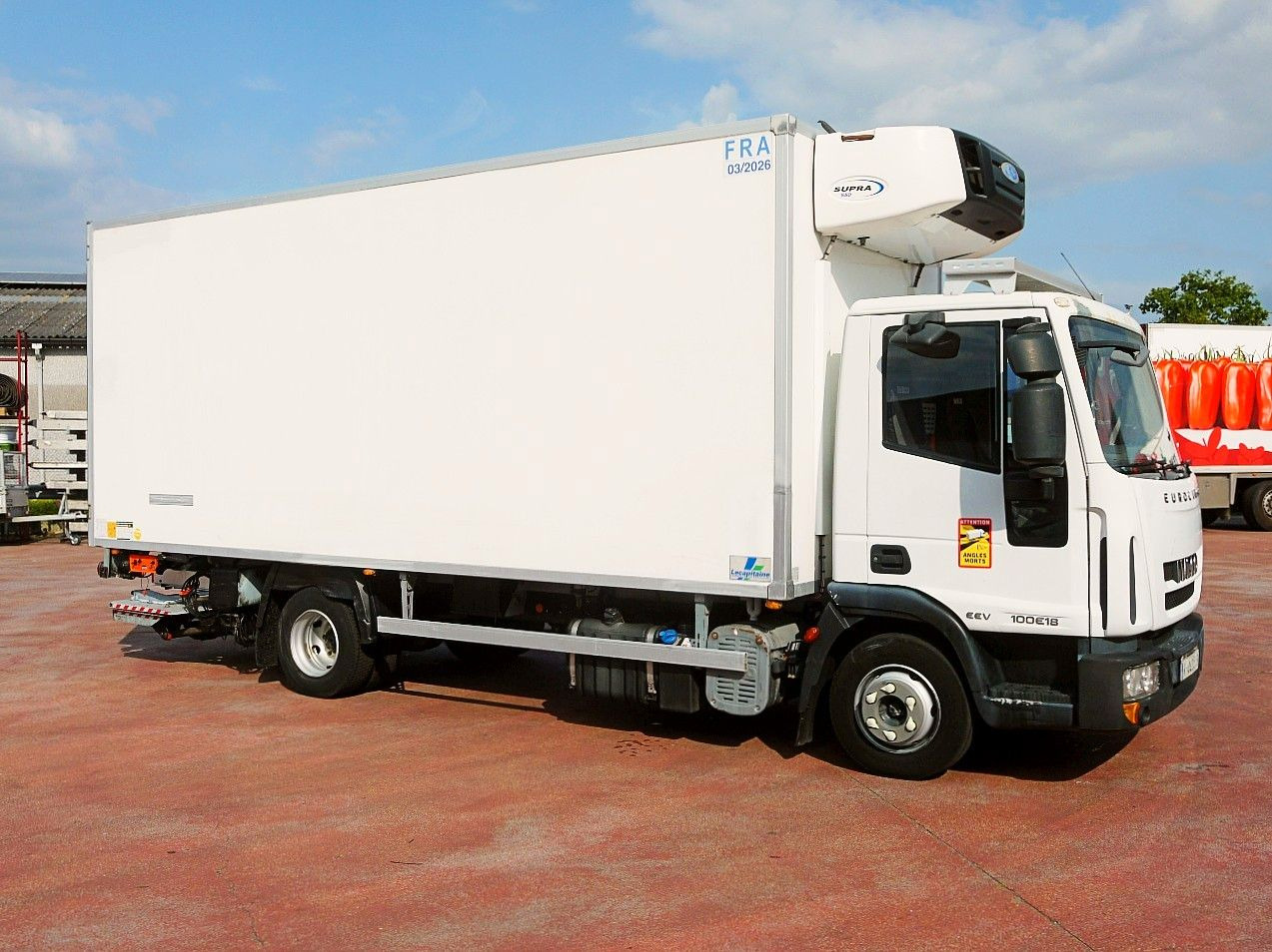 Iveco 100E18 EUROCARGO KUHLKOFFER CARRIER SUPRA 175tkm Iveco 100E18 EUROCARGO KUHLKOFFER CARRIER SUPRA 175tkm - Truk berpendingin: gambar 3 Iveco 100E18 EUROCARGO KUHLKOFFER CARRIER SUPRA 175tkm Iveco 100E18 EUROCARGO KUHLKOFFER CARRIER SUPRA 175tkm - Truk berpendingin: gambar 3