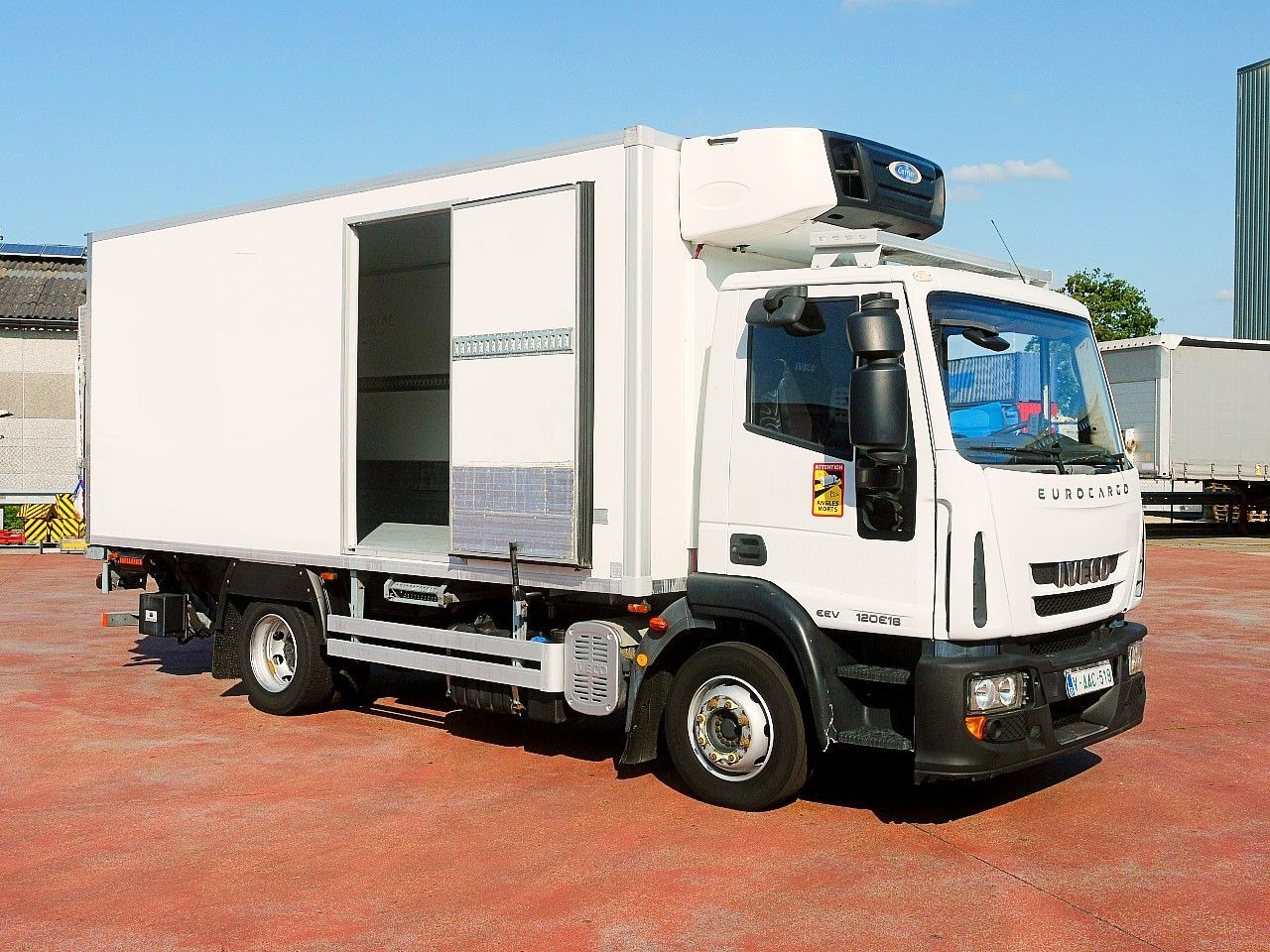 Iveco 120E18 EUROCARGO KUHLKOFFER CARRIER SUPRA 550 - Truk berpendingin: gambar 3 Iveco 120E18 EUROCARGO KUHLKOFFER CARRIER SUPRA 550 - Truk berpendingin: gambar 3