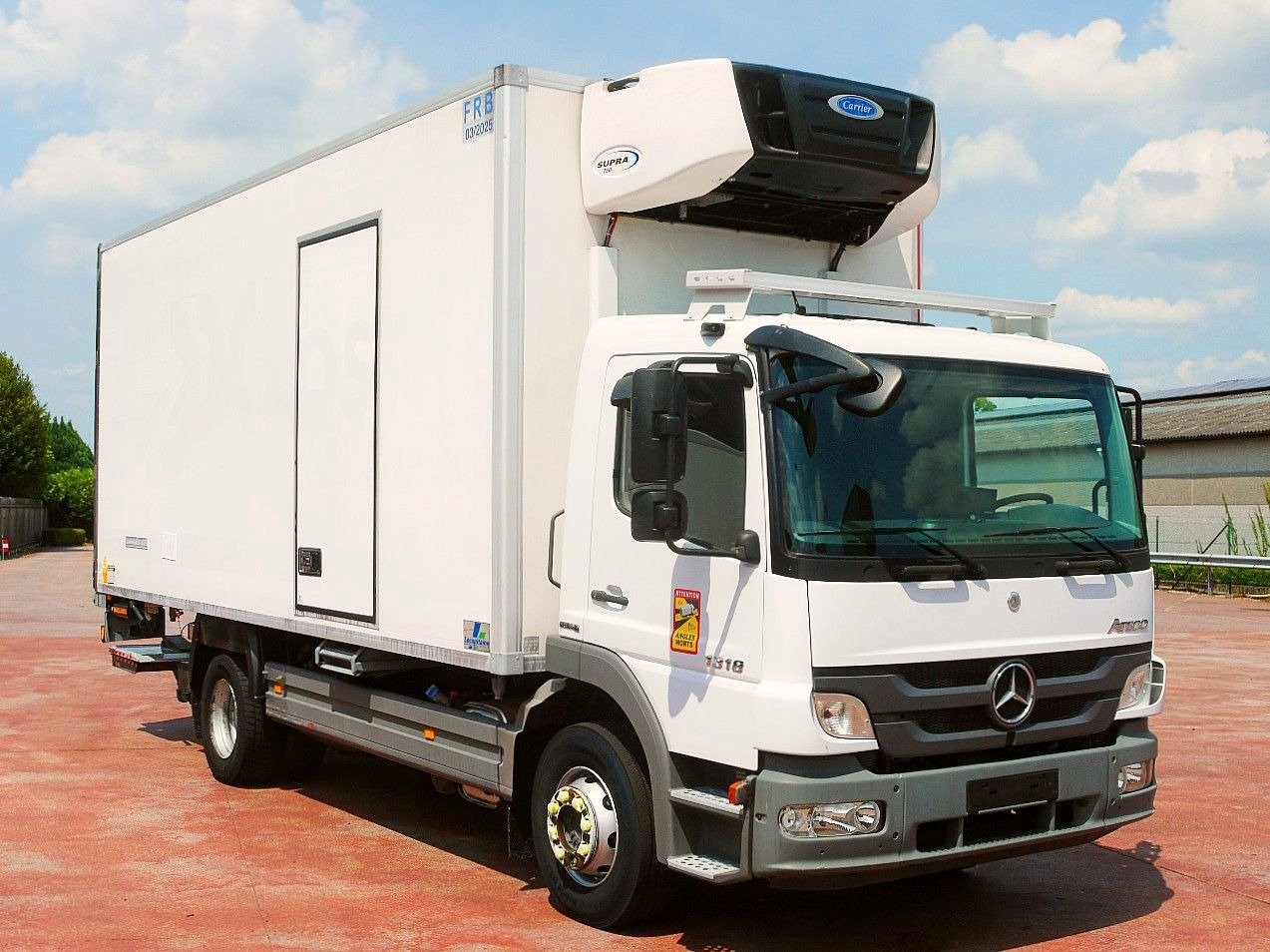 Mercedes-Benz 1318 ATEGO FLEISH KUHLKOFFER CARRIER SUPRA 750 - Truk berpendingin: gambar 2 Mercedes-Benz 1318 ATEGO FLEISH KUHLKOFFER CARRIER SUPRA 750 - Truk berpendingin: gambar 2