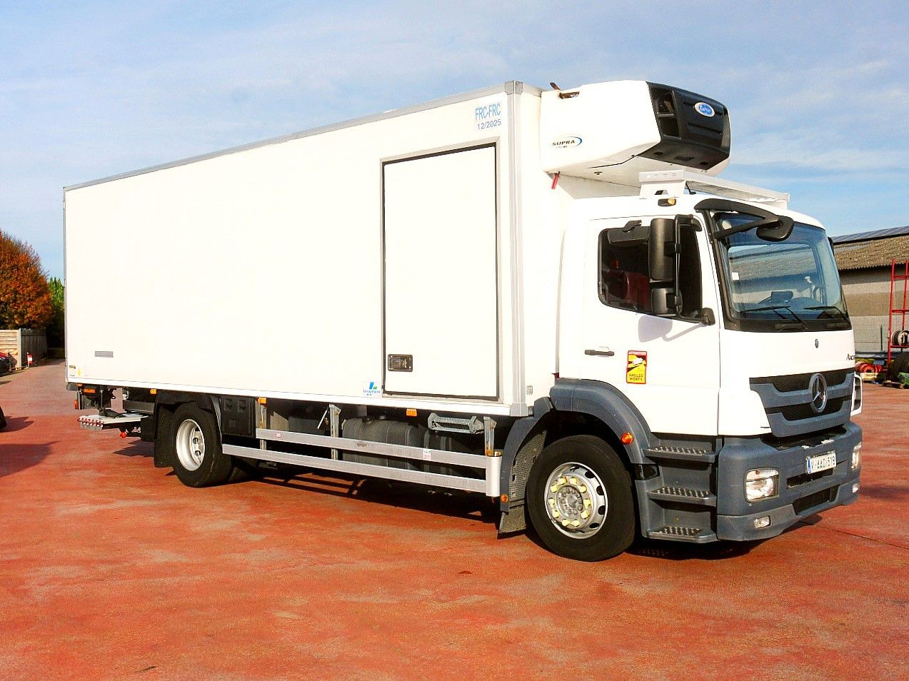 Mercedes-Benz 1829 AXOR KUHOKOFFER CARRIER SUPRA 1150MT A/C - Truk berpendingin: gambar 2 Mercedes-Benz 1829 AXOR KUHOKOFFER CARRIER SUPRA 1150MT A/C - Truk berpendingin: gambar 2