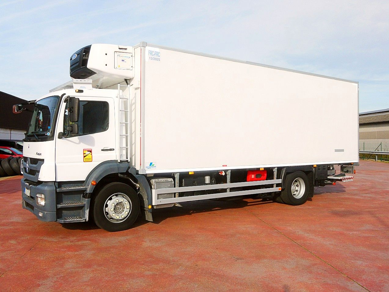 Mercedes-Benz 1829 AXOR KUHOKOFFER CARRIER SUPRA 1150MT A/C - Truk berpendingin: gambar 4 Mercedes-Benz 1829 AXOR KUHOKOFFER CARRIER SUPRA 1150MT A/C - Truk berpendingin: gambar 4