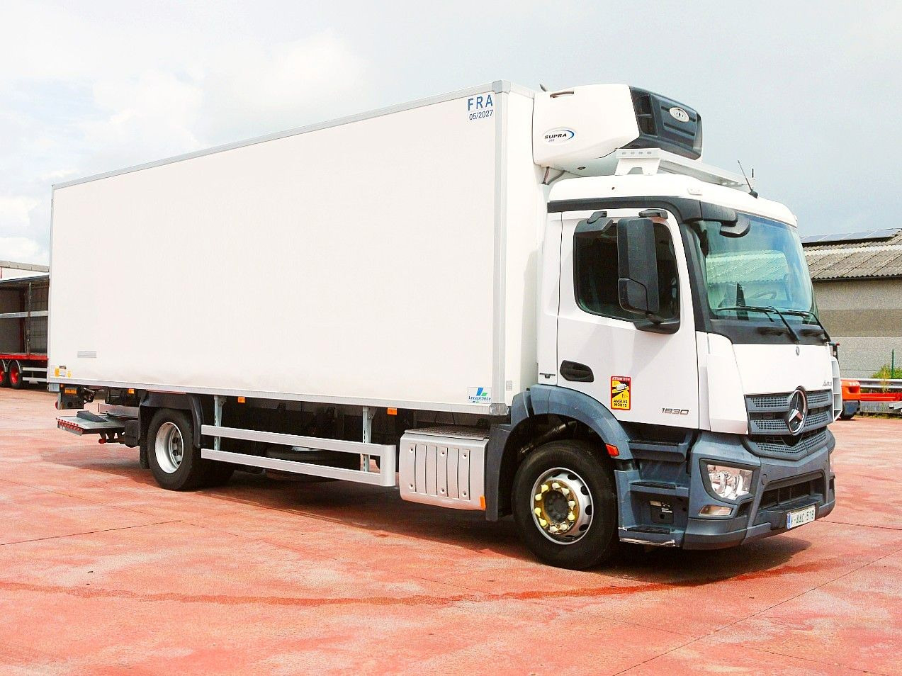Mercedes-Benz 1830 ANTOS KUHLKOFFER CARRIER SUPRA 850 - Truk berpendingin: gambar 2 Mercedes-Benz 1830 ANTOS KUHLKOFFER CARRIER SUPRA 850 - Truk berpendingin: gambar 2