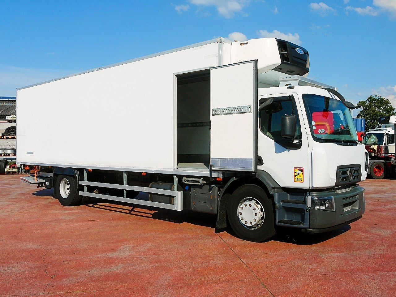 Renault D19.280 KUHLKOFFER CARRIER SUPRA 1150 MT - Truk berpendingin: gambar 3 Renault D19.280 KUHLKOFFER CARRIER SUPRA 1150 MT - Truk berpendingin: gambar 3