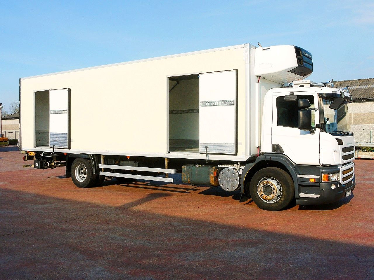 Scania P 230 KUHLKOFFER CARRIER SUPRA 950 MT A/C Scania P 230 KUHLKOFFER CARRIER SUPRA 950 MT A/C - Truk berpendingin: gambar 3 Scania P 230 KUHLKOFFER CARRIER SUPRA 950 MT A/C Scania P 230 KUHLKOFFER CARRIER SUPRA 950 MT A/C - Truk berpendingin: gambar 3
