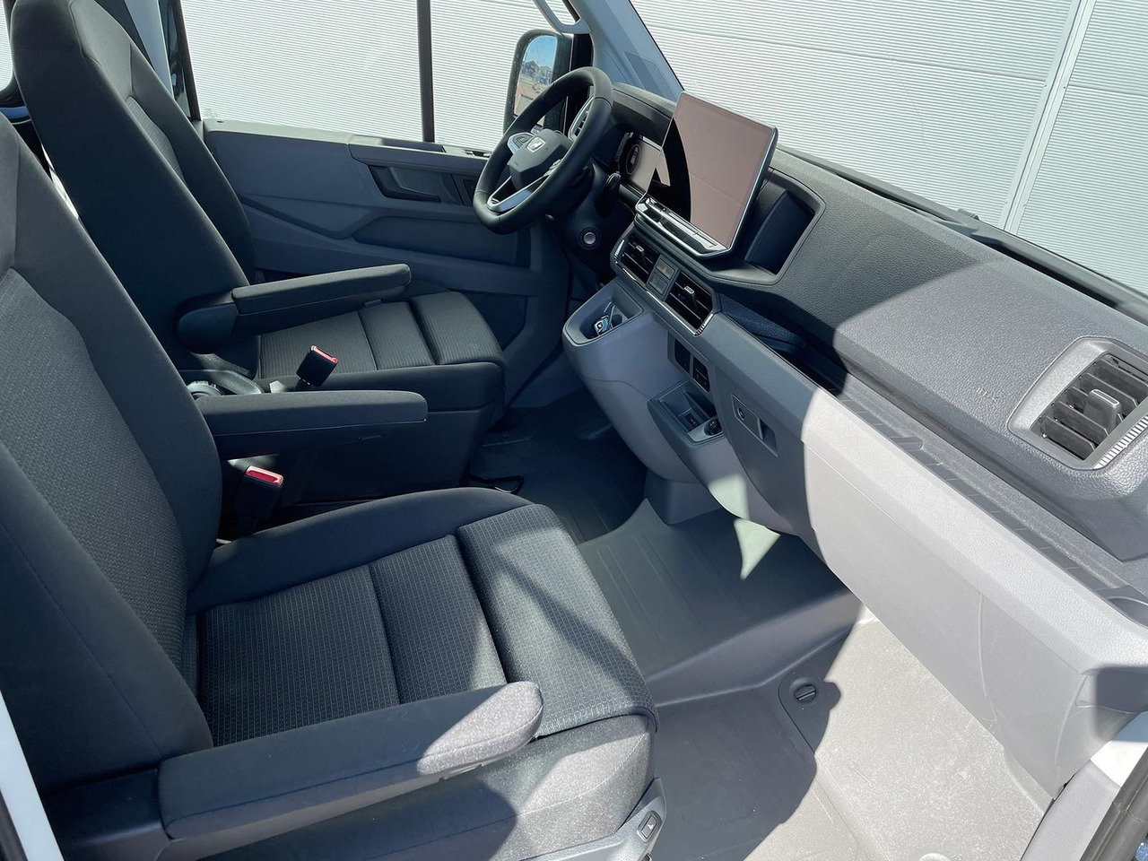 Interior photo 1: Van flatbed, Van kombi baru MAN TGE 3.180 Pritsche DOKA LR 4x4 ACC LED DIFF-SPER