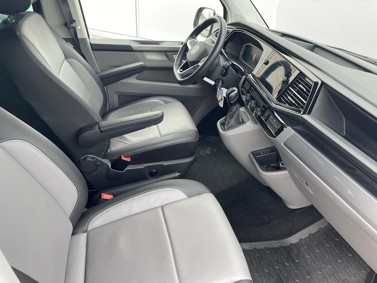 Van penumpang Volkswagen T6.1 Caravelle Highline STANDHZ NAVI LEDER PDC: gambar 16