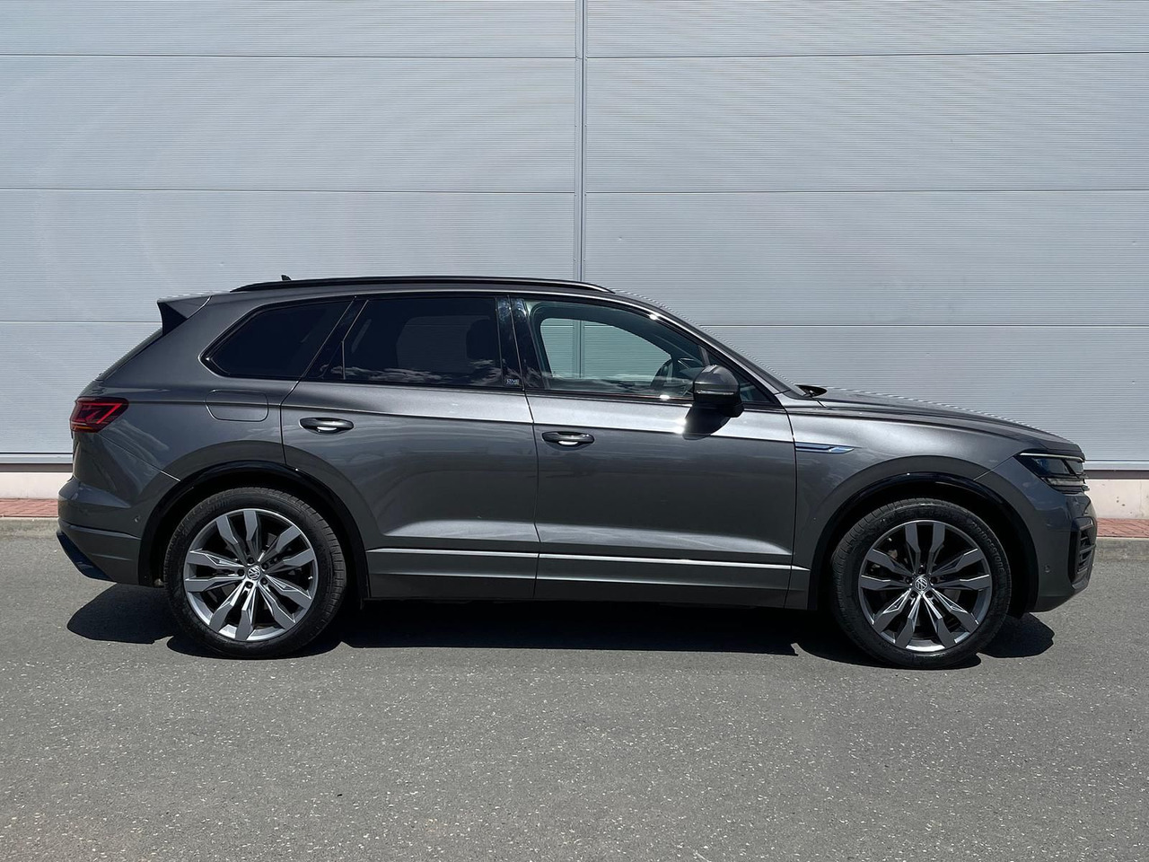 Volkswagen Touareg 4.0 V8 TDI One Million 4M LEDER AHK ACC - Mobil SUV: gambar 5 Volkswagen Touareg 4.0 V8 TDI One Million 4M LEDER AHK ACC - Mobil SUV: gambar 5