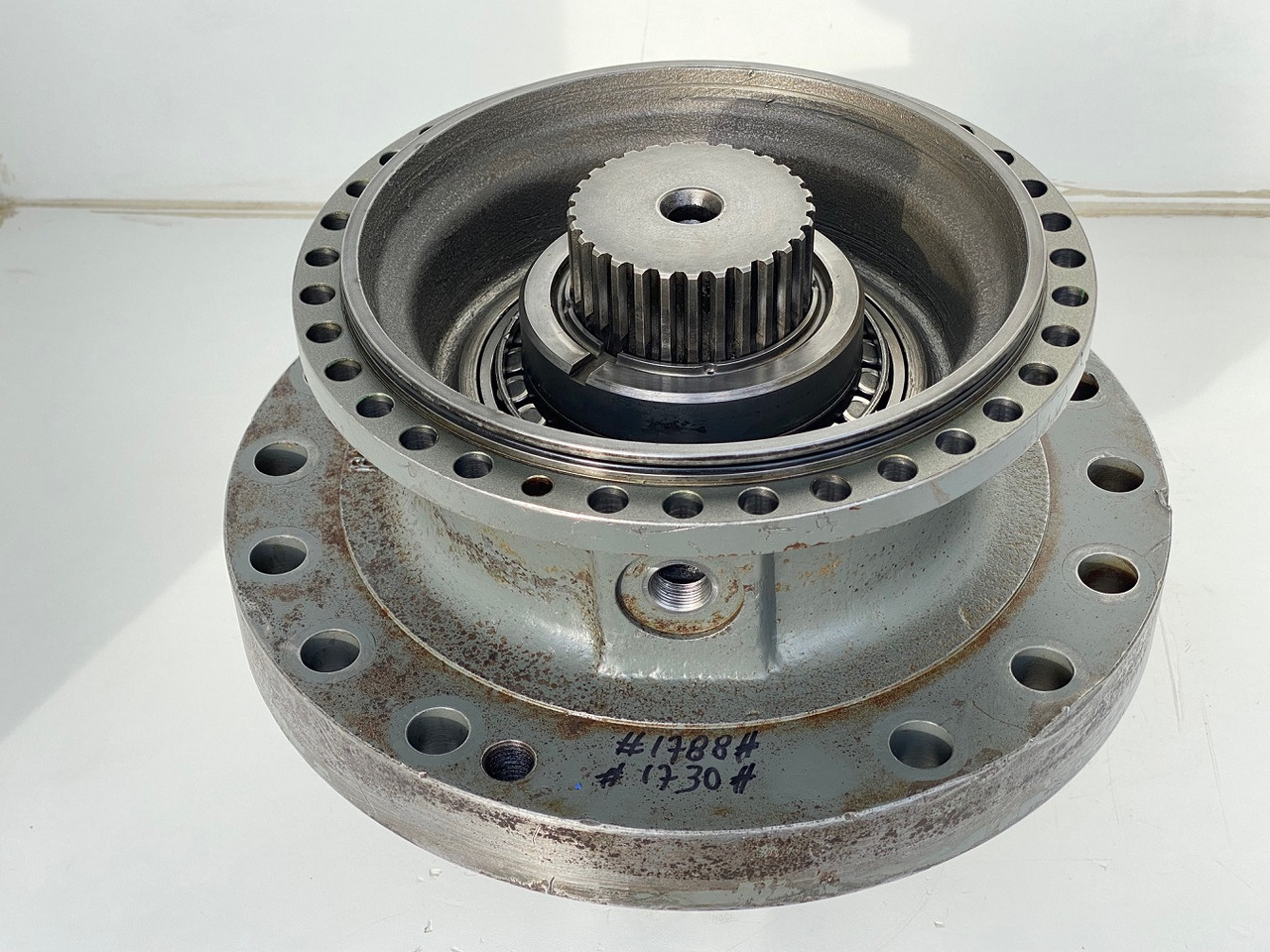 Liebherr Abtriebswellengehäuse ID-Nr.90018934 mit Abtriebswelle ID-Nr.90204999. SAT275/260 - SAT275/261 - SAT275/266 - SAT275/289. #1788#1730# - Gearbox untuk Peralatan konstruksi: gambar 3 Liebherr Abtriebswellengehäuse ID-Nr.90018934 mit Abtriebswelle ID-Nr.90204999. SAT275/260 - SAT275/261 - SAT275/266 - SAT275/289. #1788#1730# - Gearbox untuk Peralatan konstruksi: gambar 3