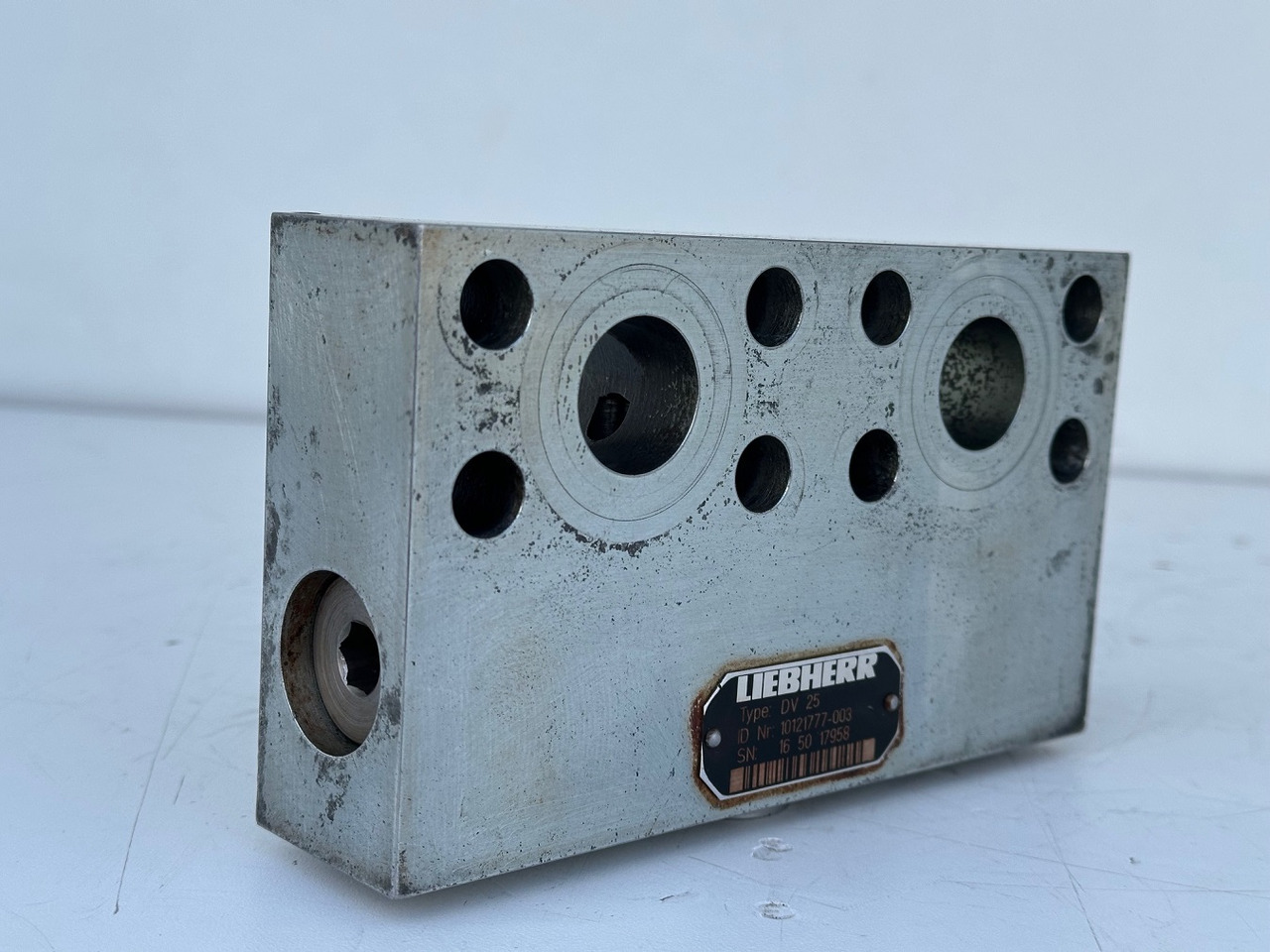 Liebherr Dämpfungsventil ID-Nr.10121777. P924 COMP, P926, R926, R916, R922, R924 COMP, R924, R926 COMP, R926, R930, R936, R946, R950 T, R960 T. #10121777.43199# - Motor ayun untuk Peralatan konstruksi: gambar 2 Liebherr Dämpfungsventil ID-Nr.10121777. P924 COMP, P926, R926, R916, R922, R924 COMP, R924, R926 COMP, R926, R930, R936, R946, R950 T, R960 T. #10121777.43199# - Motor ayun untuk Peralatan konstruksi: gambar 2