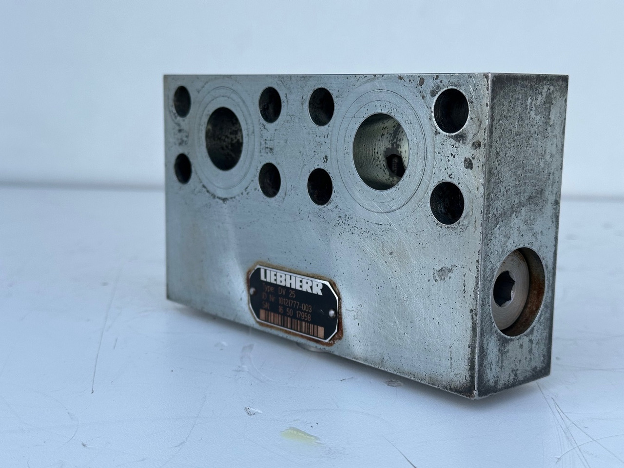 Liebherr Dämpfungsventil ID-Nr.10121777. P924 COMP, P926, R926, R916, R922, R924 COMP, R924, R926 COMP, R926, R930, R936, R946, R950 T, R960 T. #10121777.43199# - Motor ayun untuk Peralatan konstruksi: gambar 1 Liebherr Dämpfungsventil ID-Nr.10121777. P924 COMP, P926, R926, R916, R922, R924 COMP, R924, R926 COMP, R926, R930, R936, R946, R950 T, R960 T. #10121777.43199# - Motor ayun untuk Peralatan konstruksi: gambar 1