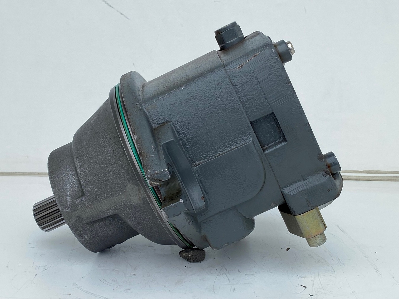 Liebherr Hydraulikeinbaumotor FMF090, ID-Nr.10120382 - ID-Nr.9273168 - ID-Nr.9074075. A900, A944, LH60, E942, EP944, ER944, LOS942, LOS944, P942, P944, R934 TR, R940, R942, R944, R946, R950. #17868 - Motor hidrolik untuk Ekskavator perayap: gambar 1 Liebherr Hydraulikeinbaumotor FMF090, ID-Nr.10120382 - ID-Nr.9273168 - ID-Nr.9074075. A900, A944, LH60, E942, EP944, ER944, LOS942, LOS944, P942, P944, R934 TR, R940, R942, R944, R946, R950. #17868 - Motor hidrolik untuk Ekskavator perayap: gambar 1