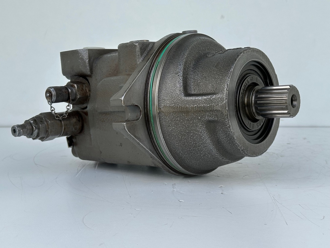 Liebherr Hydraulikeinbaumotor Typ:FMF058, ID-Nr.10122576 - ID-Nr.10145827 - ID-Nr.11371069. LOS1906, P924 COMP , R906, R906 PROTO, R916, R922, R924, R924 COMP, R926 COMP, R926 K LC. #11371069.43199# - Motor ayun untuk Peralatan konstruksi: gambar 2 Liebherr Hydraulikeinbaumotor Typ:FMF058, ID-Nr.10122576 - ID-Nr.10145827 - ID-Nr.11371069. LOS1906, P924 COMP , R906, R906 PROTO, R916, R922, R924, R924 COMP, R926 COMP, R926 K LC. #11371069.43199# - Motor ayun untuk Peralatan konstruksi: gambar 2