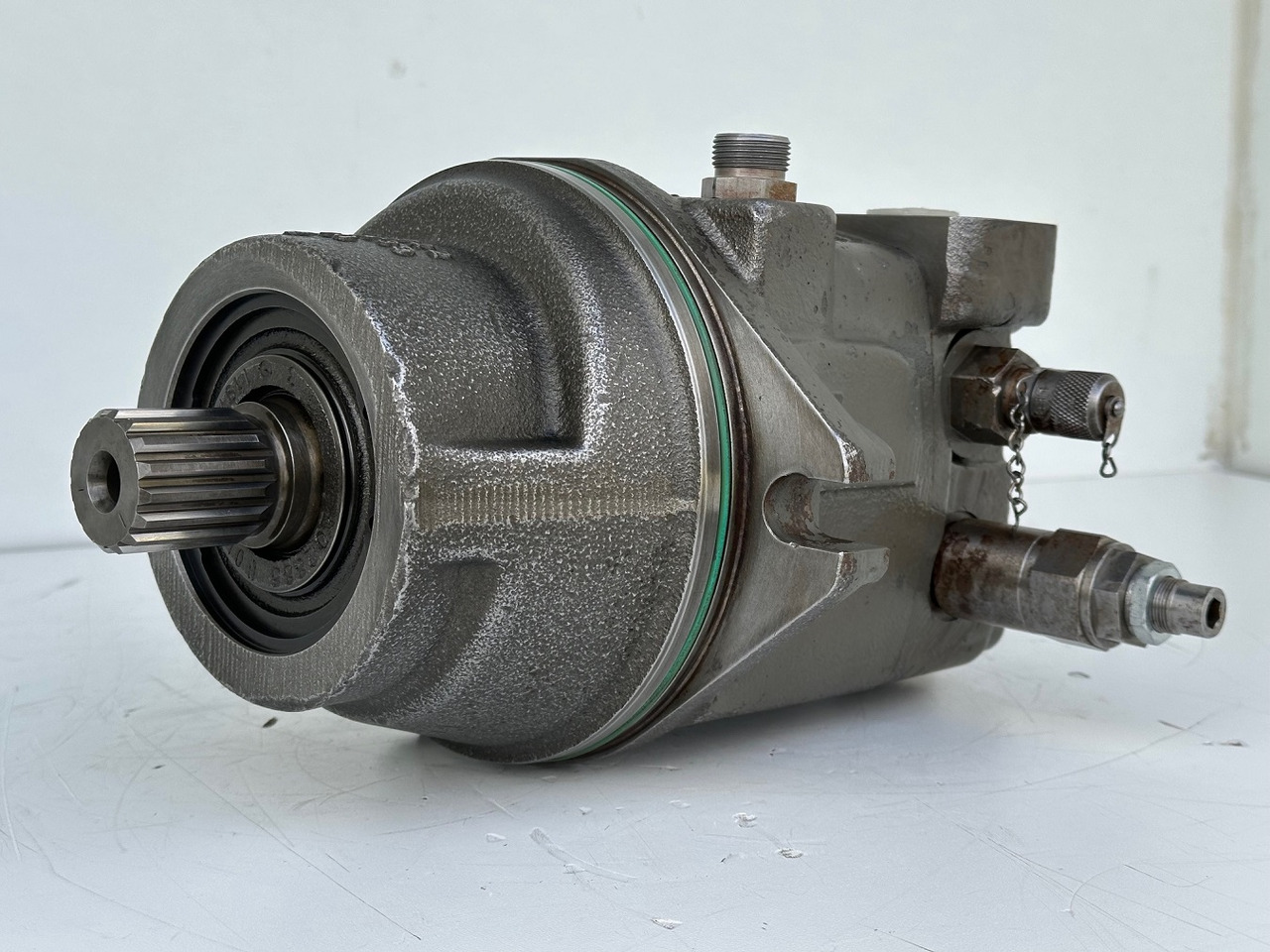 Liebherr Hydraulikeinbaumotor Typ:FMF058, ID-Nr.10122576 - ID-Nr.10145827 - ID-Nr.11371069. LOS1906, P924 COMP , R906, R906 PROTO, R916, R922, R924, R924 COMP, R926 COMP, R926 K LC. #11371069.43199# - Motor ayun untuk Peralatan konstruksi: gambar 1 Liebherr Hydraulikeinbaumotor Typ:FMF058, ID-Nr.10122576 - ID-Nr.10145827 - ID-Nr.11371069. LOS1906, P924 COMP , R906, R906 PROTO, R916, R922, R924, R924 COMP, R926 COMP, R926 K LC. #11371069.43199# - Motor ayun untuk Peralatan konstruksi: gambar 1