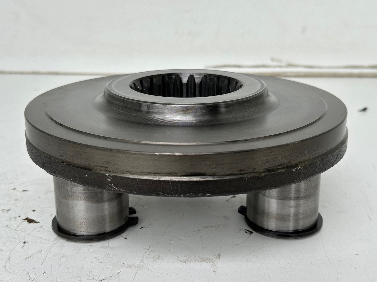 Liebherr Planetenträger ID-Nr.970559601. A900,A904,A913COMP,A914COMP,A914,A916COMP,A916,A918COMP,A918,A920,A922RAIL,A924RAIL,LH18,LH22,LH24,LH26,R900,R914 RAIL,R904,R914COMP,R918,R920,R922. #970559601 - Gearbox untuk Peralatan konstruksi: gambar 5 Liebherr Planetenträger ID-Nr.970559601. A900,A904,A913COMP,A914COMP,A914,A916COMP,A916,A918COMP,A918,A920,A922RAIL,A924RAIL,LH18,LH22,LH24,LH26,R900,R914 RAIL,R904,R914COMP,R918,R920,R922. #970559601 - Gearbox untuk Peralatan konstruksi: gambar 5