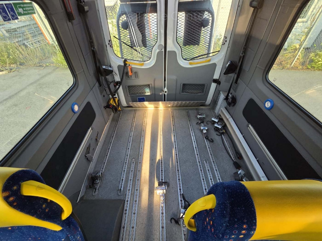 VOLKSWAGEN Crafter 50 LR // 3 units with lift - Bus mini, Van penumpang: gambar 4 VOLKSWAGEN Crafter 50 LR // 3 units with lift - Bus mini, Van penumpang: gambar 4