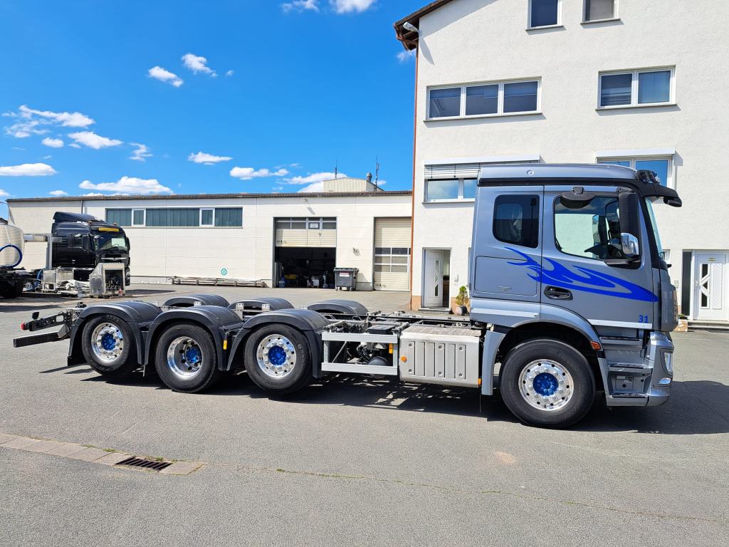 Mercedes Benz Actros 3243 8x2 1,2 & 4 Lenkachse, 2 & 4 Liftbar(Nr. 6051) - Truk sasis: gambar 1 Mercedes Benz Actros 3243 8x2 1,2 & 4 Lenkachse, 2 & 4 Liftbar(Nr. 6051) - Truk sasis: gambar 1