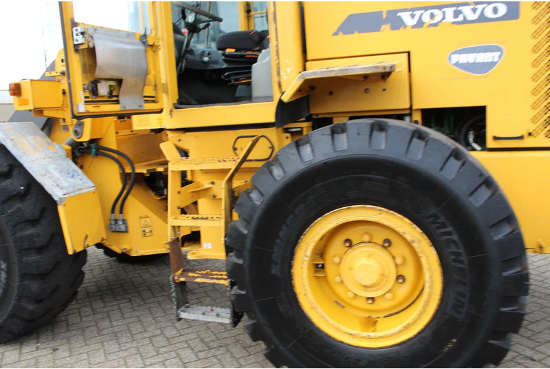 Wheel loader Volvo L70D: gambar 16