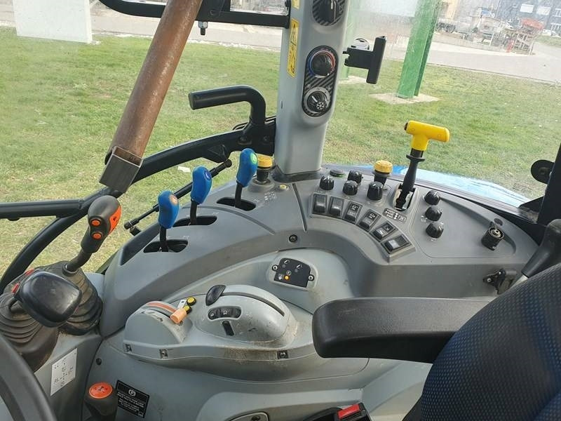 New Holland T 5.115 - Traktor: gambar 5 New Holland T 5.115 - Traktor: gambar 5