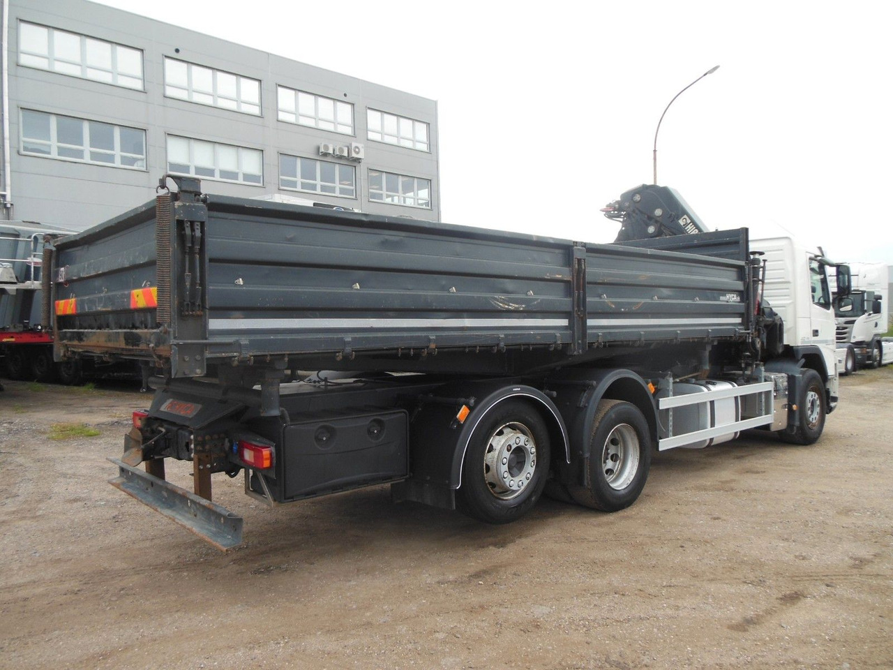 Volvo FM 410, 6X2, DREISEITEN KIPPER, HIAB XS 211 - Truk jungkit, Truk derek: gambar 3 Volvo FM 410, 6X2, DREISEITEN KIPPER, HIAB XS 211 - Truk jungkit, Truk derek: gambar 3