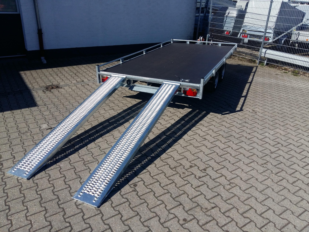 Auto Transporter Atlas 406x200cm Reling Winde Rampen 13" niedrig Fahrwerk (XL) 2700kg Modell 2024 - Trailer flatbed: gambar 2 Auto Transporter Atlas 406x200cm Reling Winde Rampen 13" niedrig Fahrwerk (XL) 2700kg Modell 2024 - Trailer flatbed: gambar 2