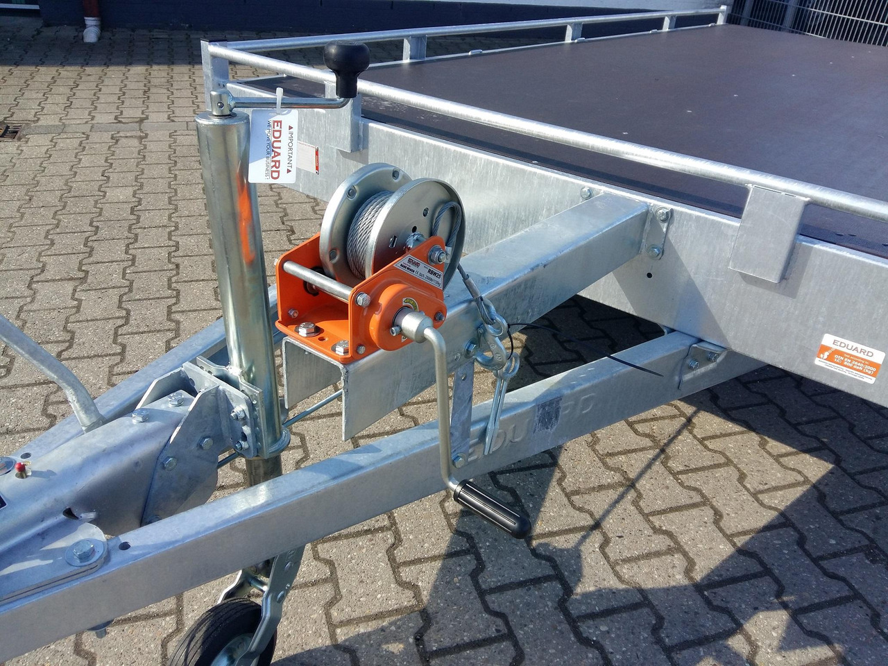 Auto Transporter Atlas 406x200cm Reling Winde Rampen 13" niedrig Fahrwerk (XL) 2700kg Modell 2024 - Trailer flatbed: gambar 4 Auto Transporter Atlas 406x200cm Reling Winde Rampen 13" niedrig Fahrwerk (XL) 2700kg Modell 2024 - Trailer flatbed: gambar 4