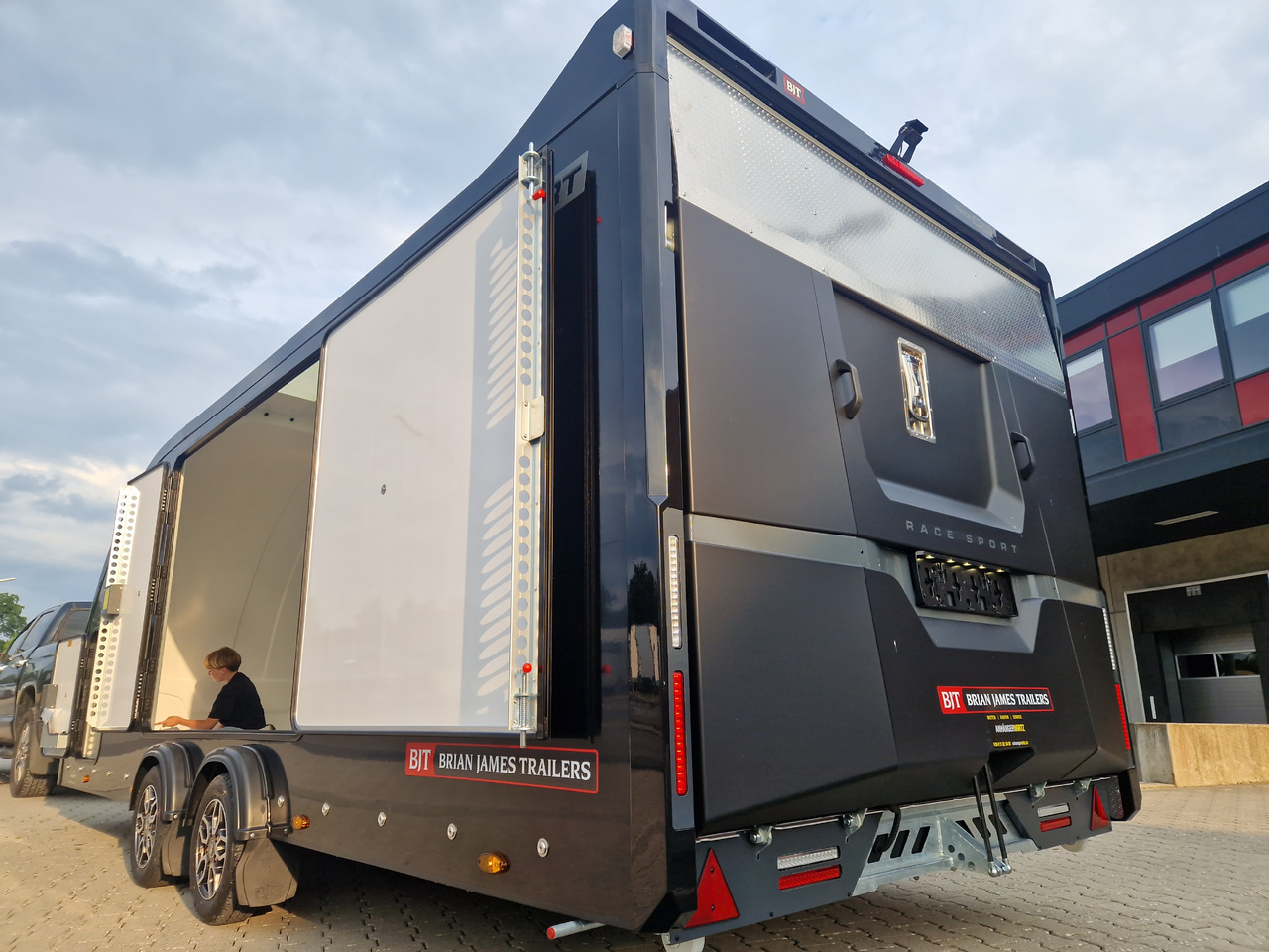 Trailer autotransporter BJT Race Sport 550x210x188cm blackline E Winde Kamera 3500kg: gambar 11