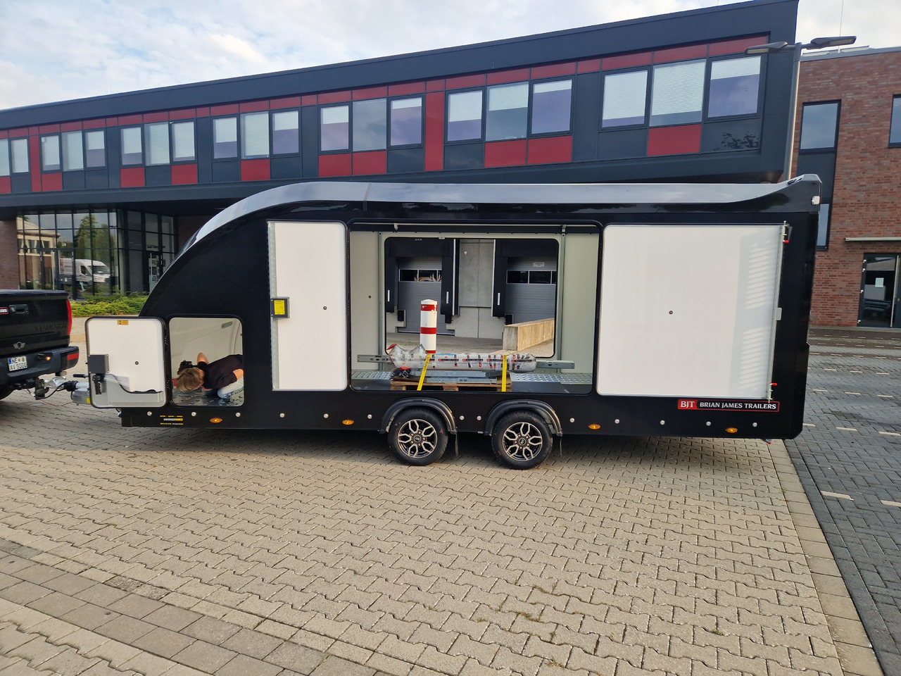 Trailer autotransporter BJT Race Sport 550x210x188cm blackline E Winde Kamera 3500kg: gambar 13